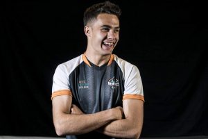 El futbolista Sergio Reguilón con la camiseta de Team Heretics