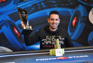 Sergio Aído con su trofeo en el EPT de Montecarlo